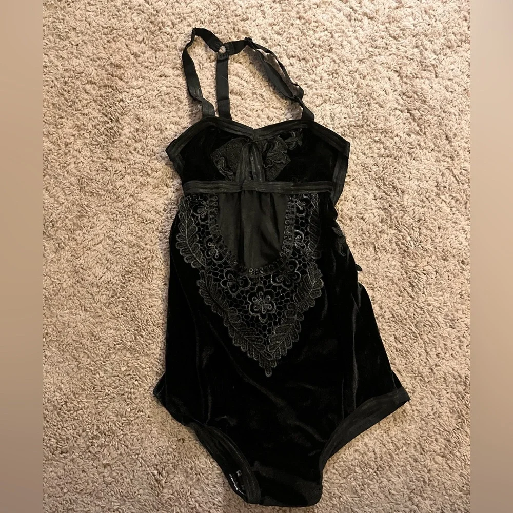 ✨NWOT Solstice Black Velvet Bodysuit - Picture 1 of 6